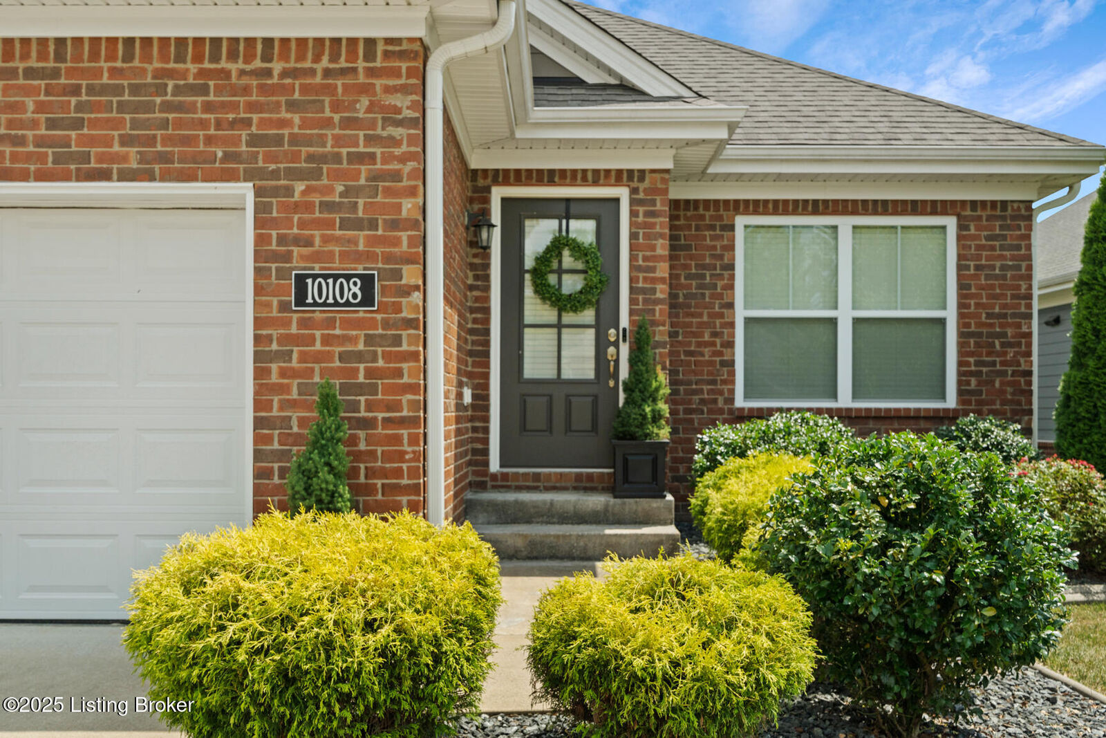 Property Photo:  10108 Cedar Garden Dr  KY 40291 