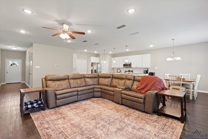 Property Photo: 169 Hollybrook Street TX 75644