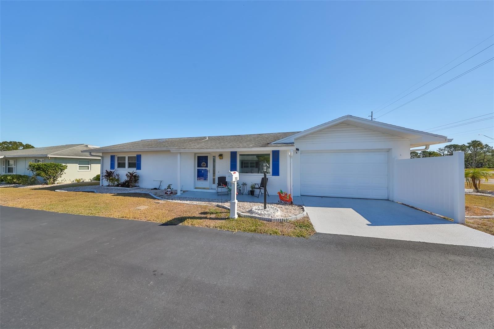 Property Photo: 703 Rutgers Place FL 33573