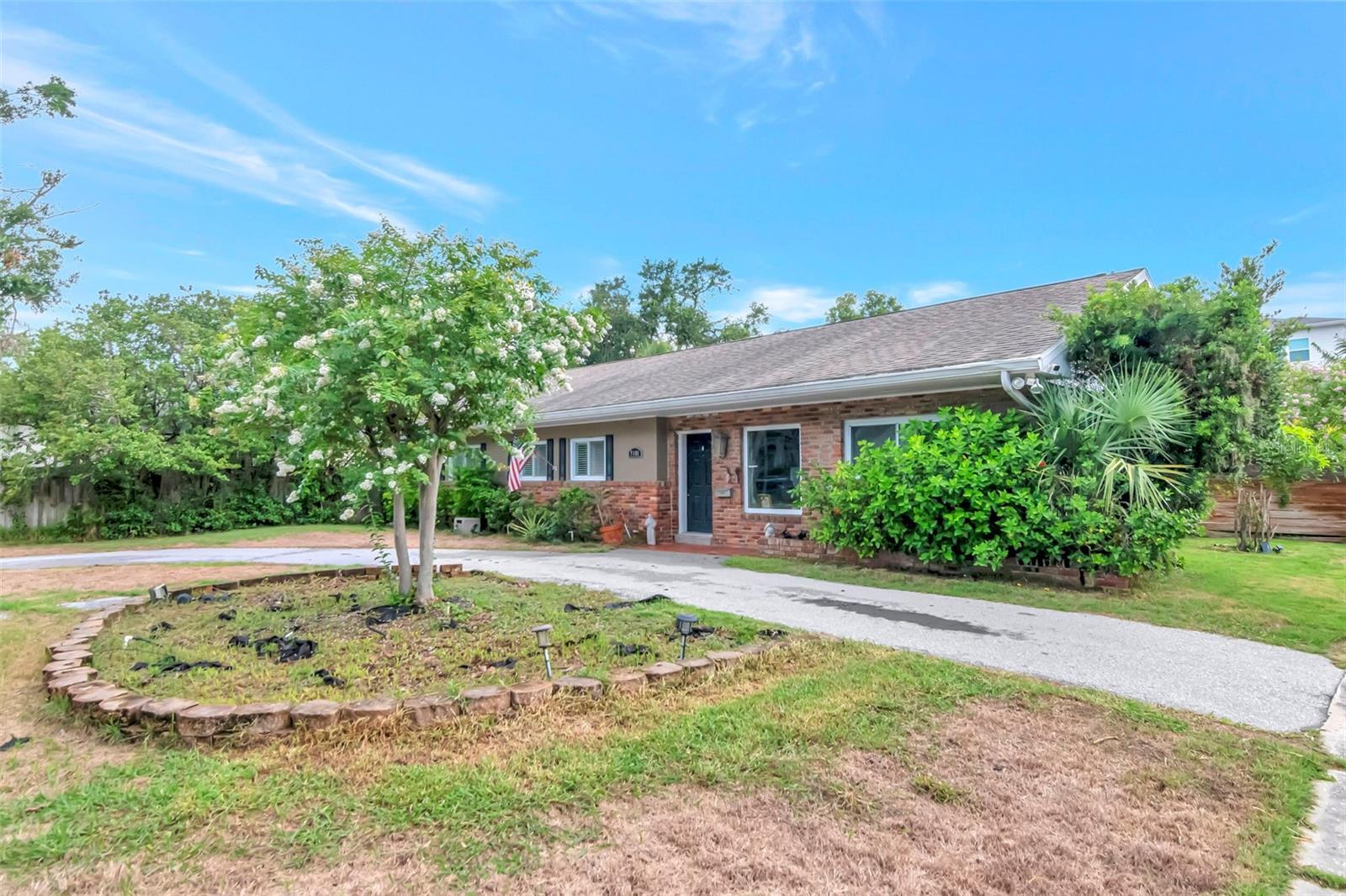 Property Photo: 5101 W Neptune Way FL 33609