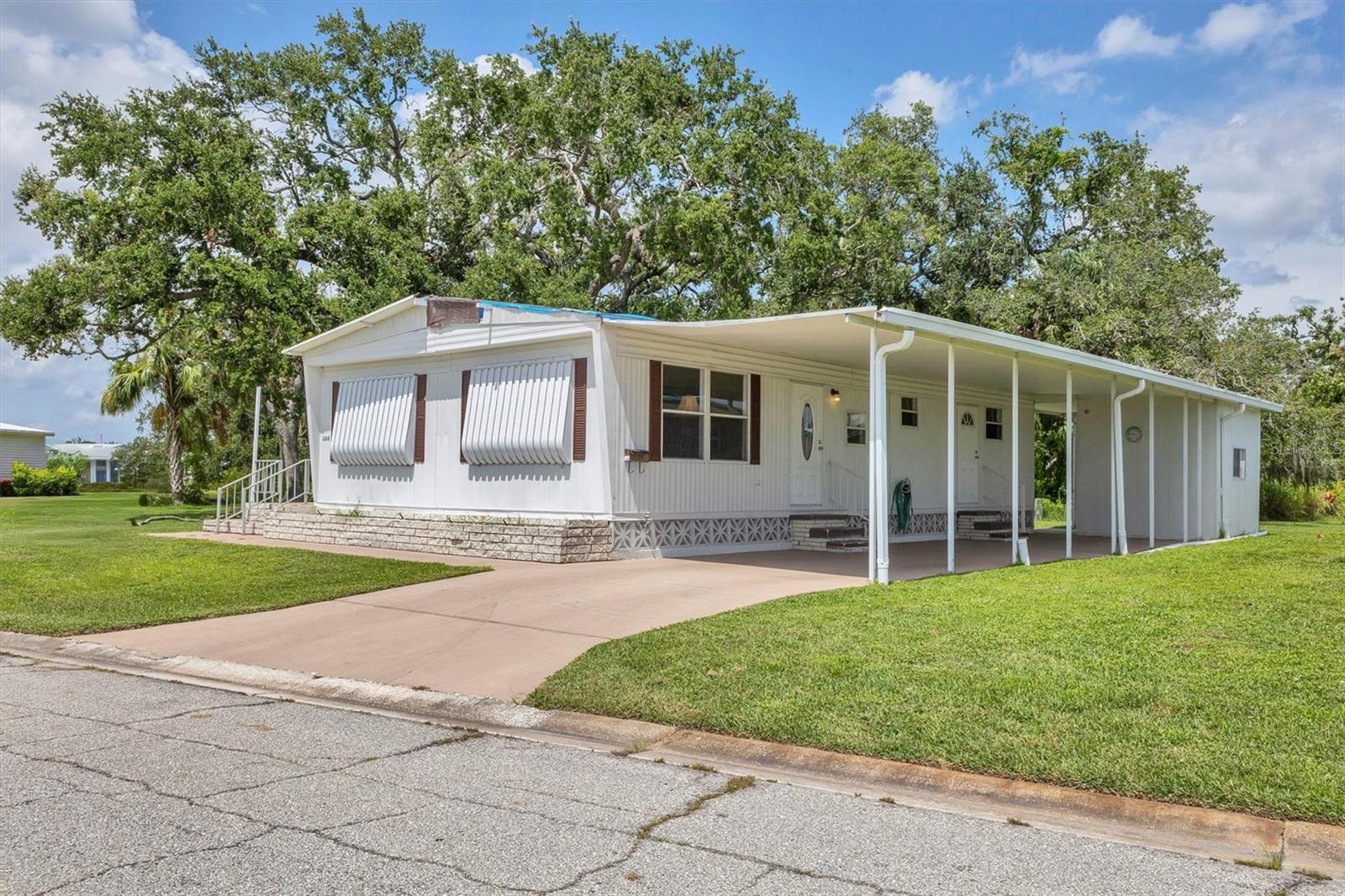 Property Photo: 1208 45th Avenue Drive E FL 34222
