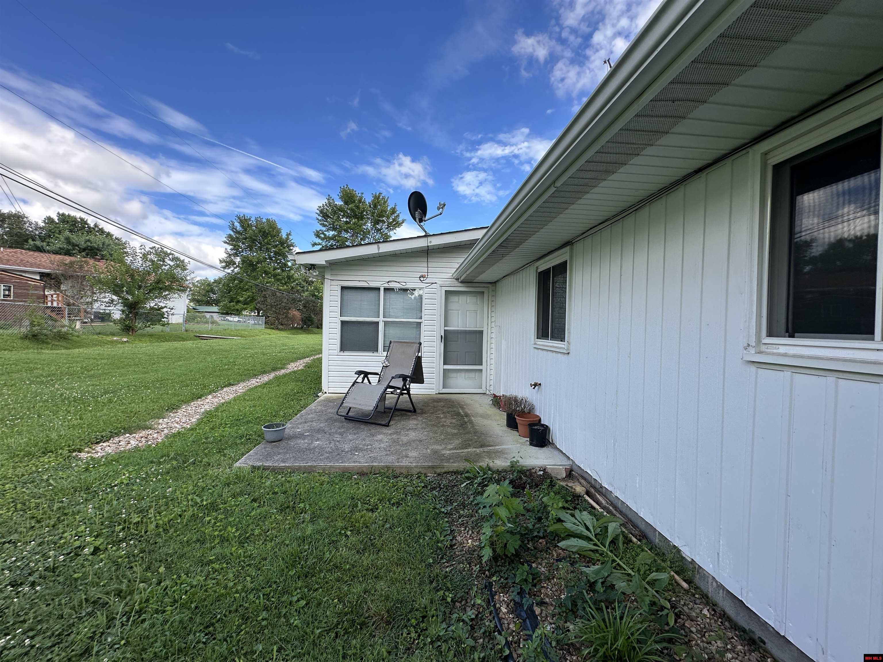 Property Photo: 1105 Meadowbrook Drive AR 72653
