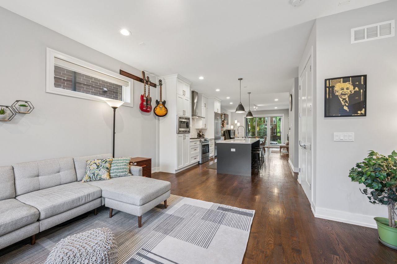 Property Photo: 2422 W Lyndale Street 1E IL 60647