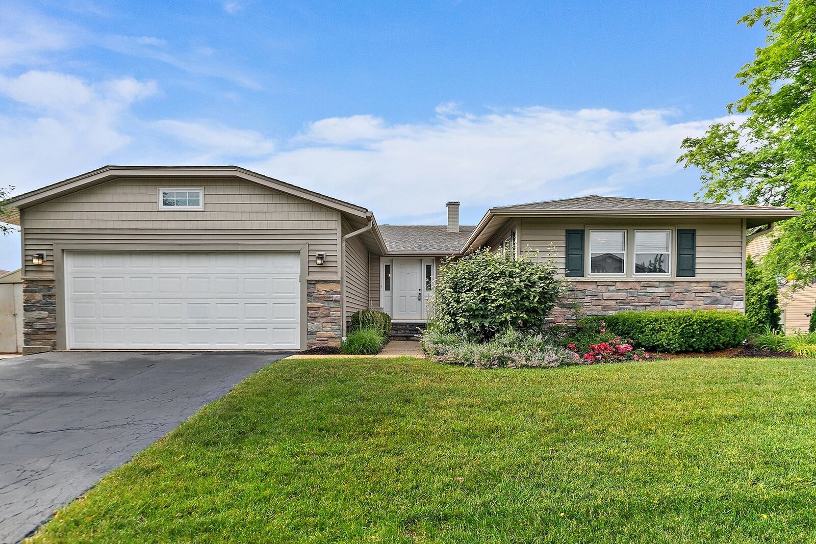 Property Photo: 1642 Iowa Drive IL 60007