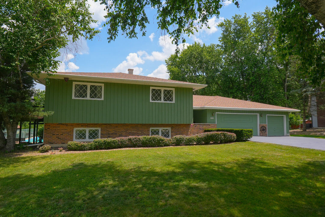 Property Photo: 10S125 Springbrook Drive IL 60565