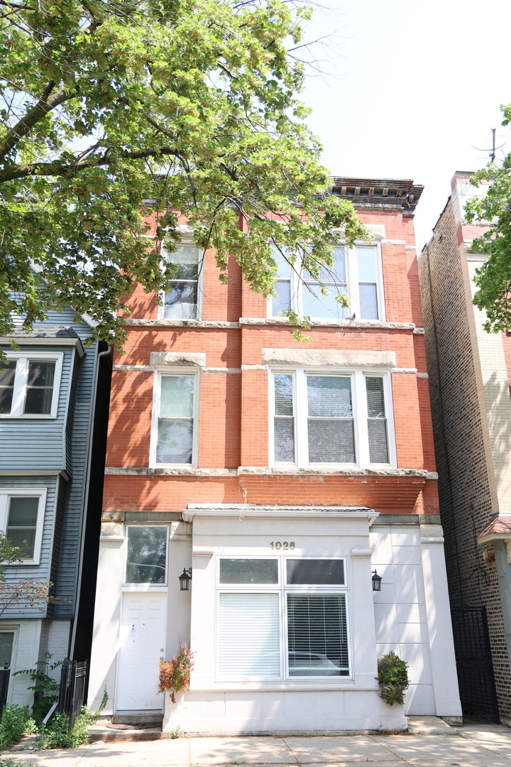 Property Photo: 1026 W Roscoe Street 3 IL 60657