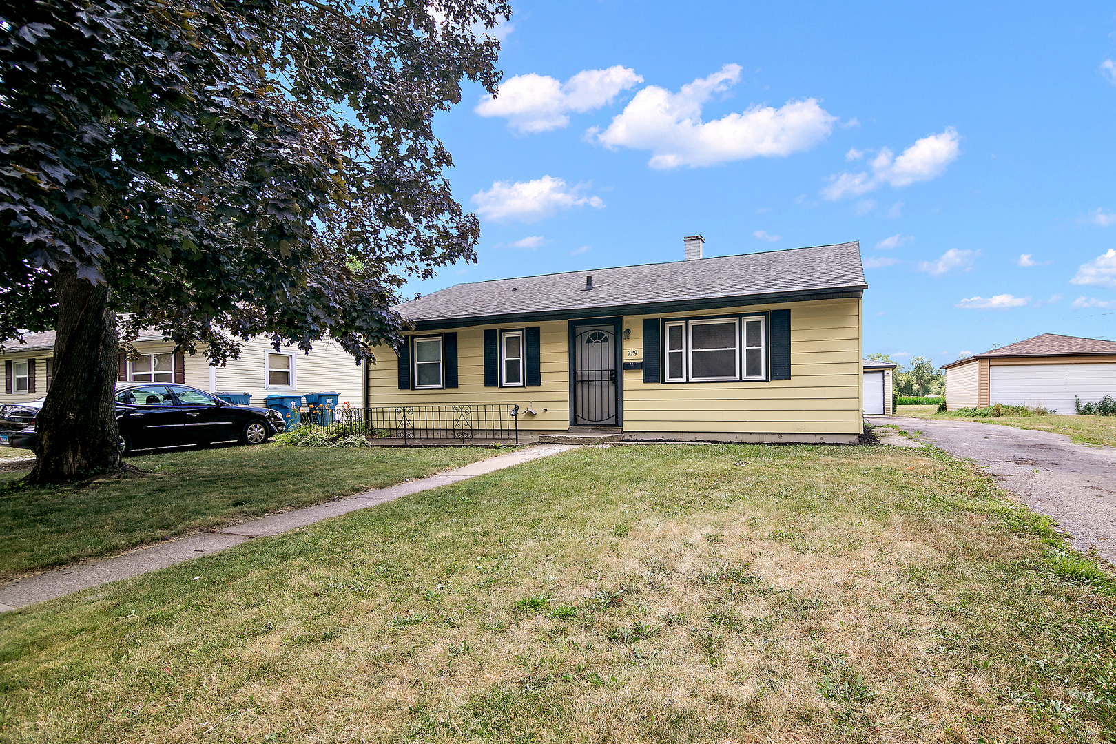 Property Photo: 729 Webster Circle W IL 60901