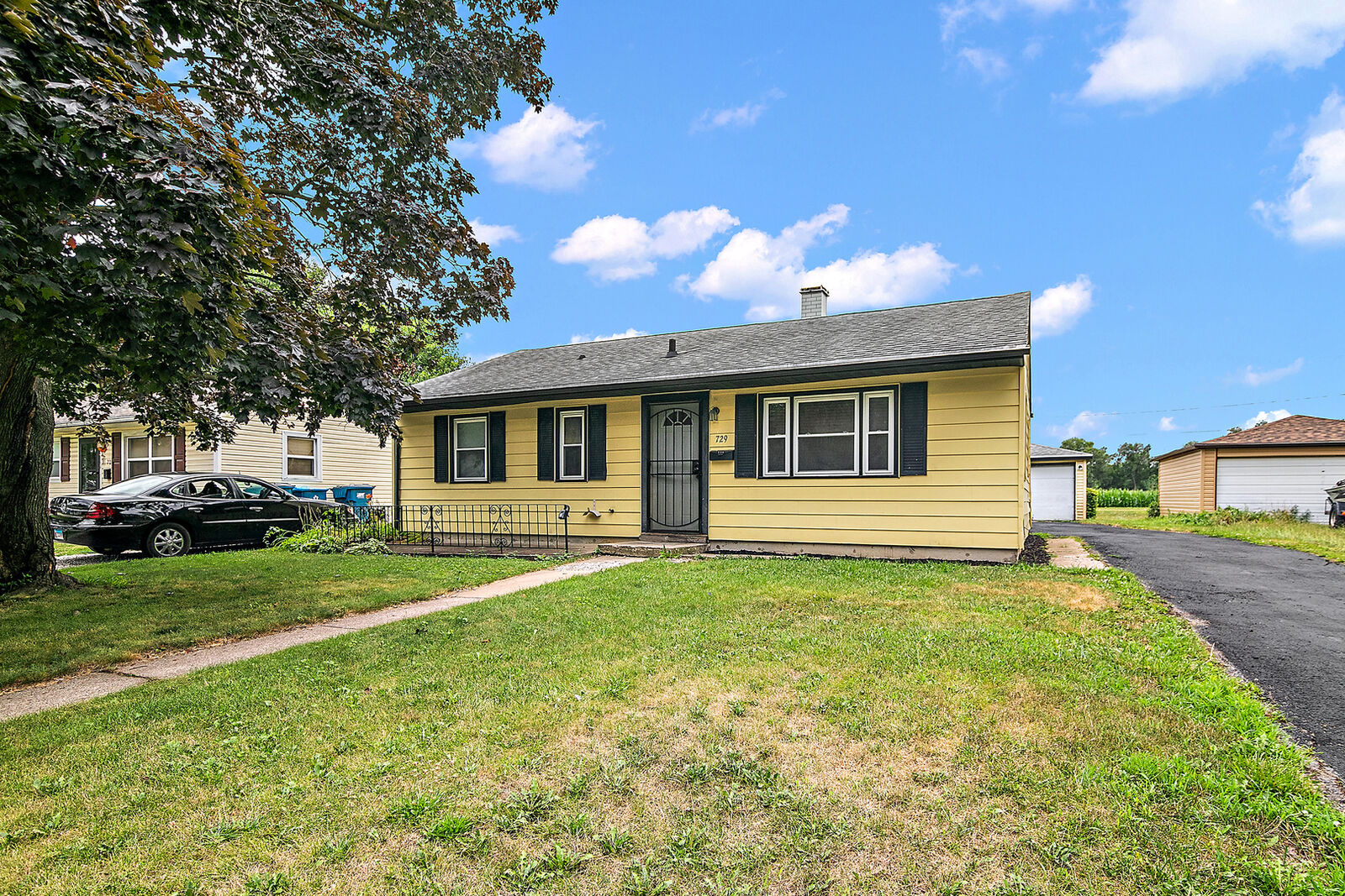 Property Photo: 729 Webster Circle W IL 60901