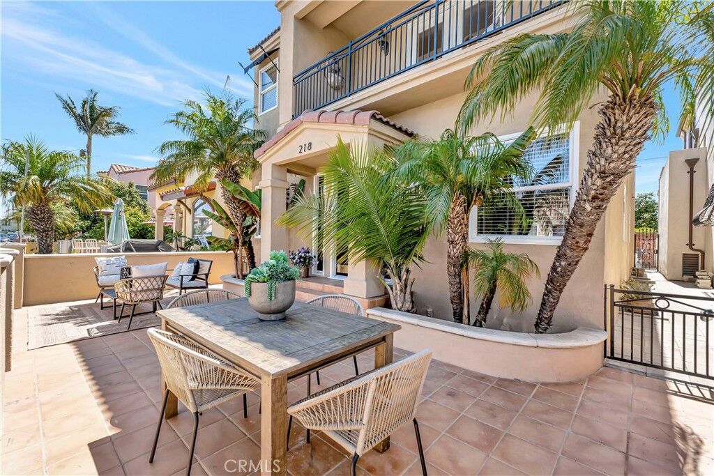 Property Photo: 218 Covina Avenue CA 90803