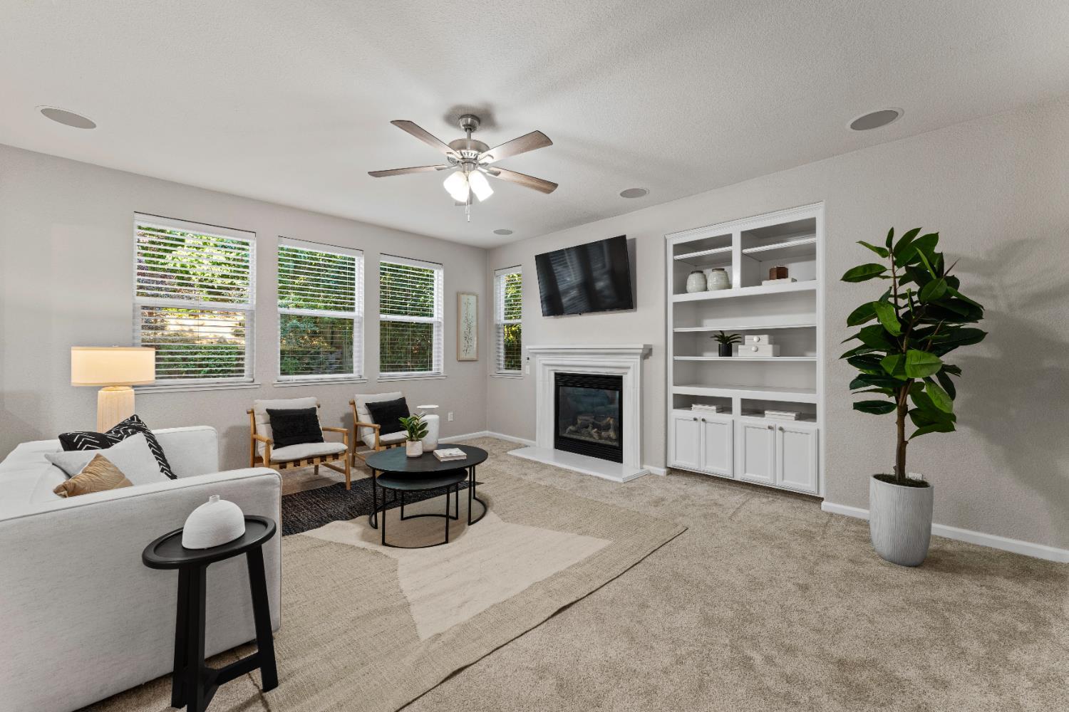 Property Photo: 2124 Lucetta Way CA 95661