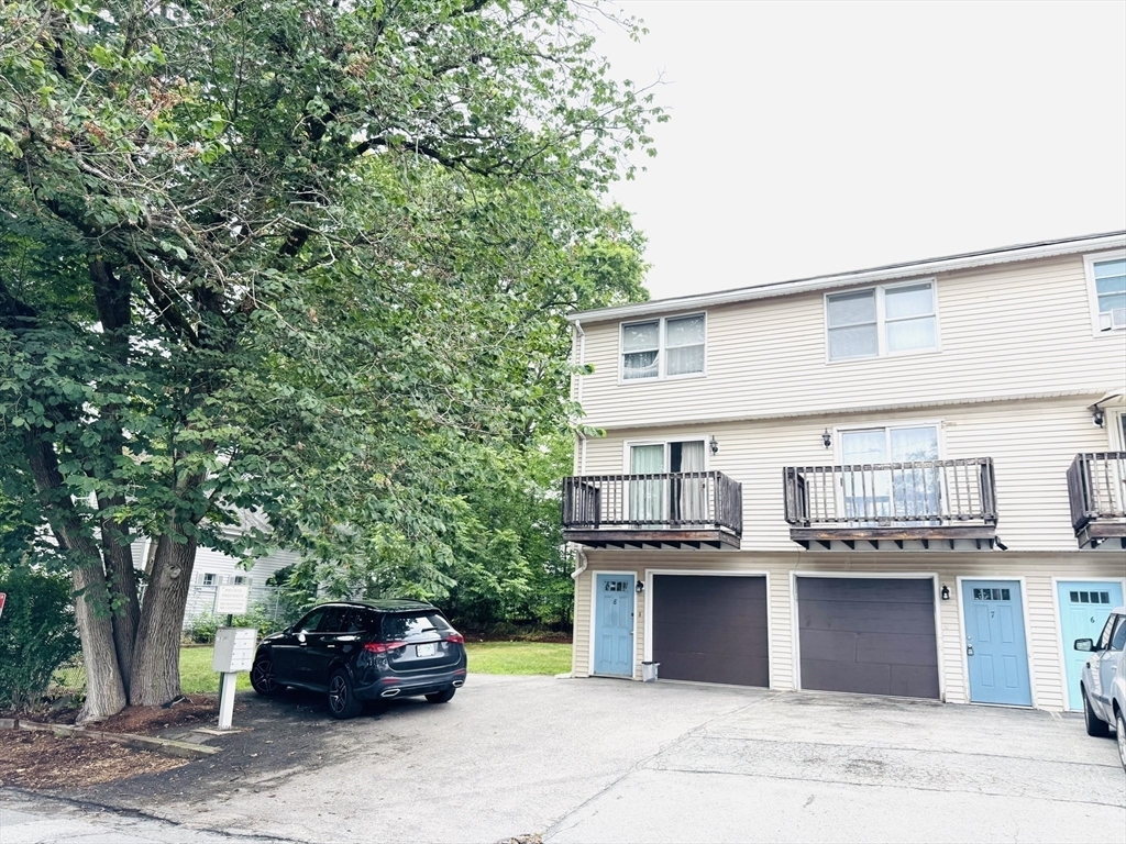 Property Photo:  11 W Bowers St 7  MA 01854 