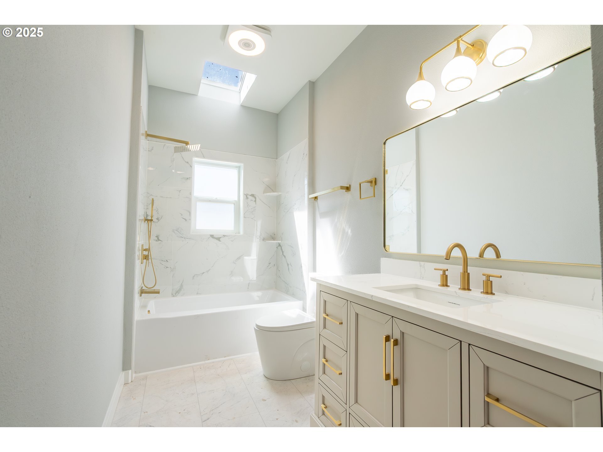 Property Photo: 1240 SE 15th St OR 97302