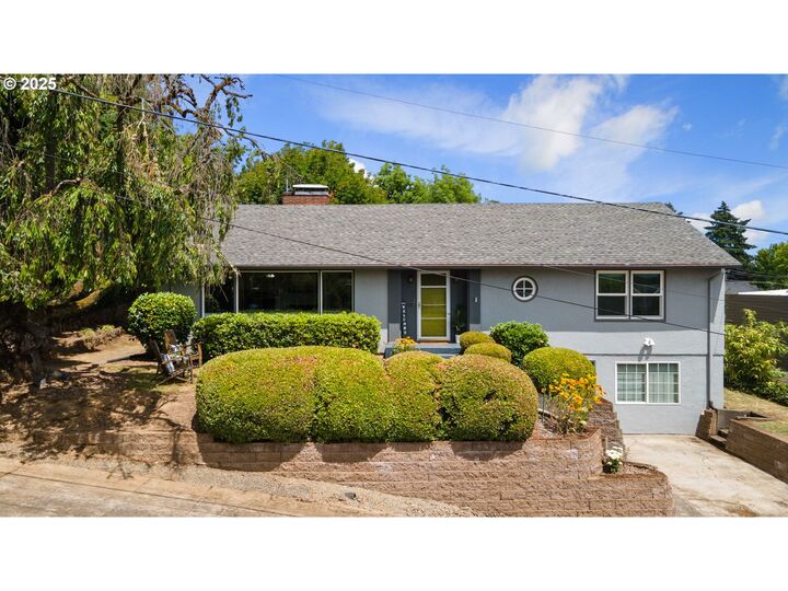 Property Photo: 632 NE Everett St WA 98607