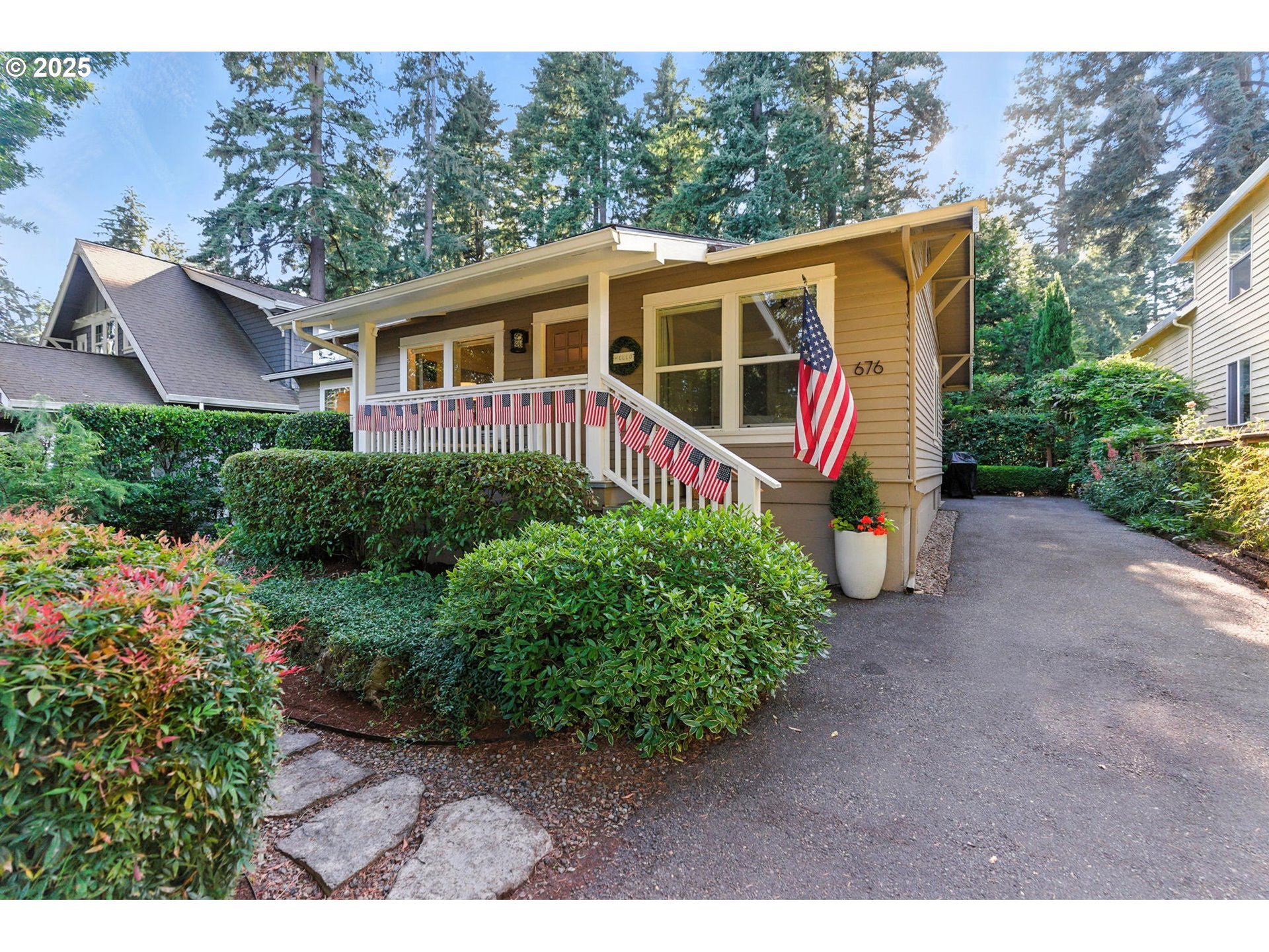 Property Photo:  676 9th St  OR 97034 