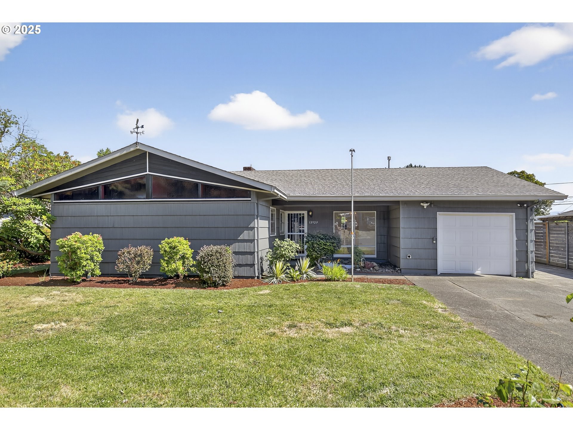 13929 NE Russell St  Portland OR 97230 photo