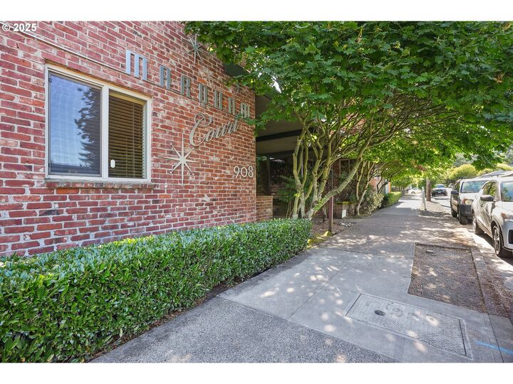 908 SW Gaines St 31  Portland OR 97239 photo