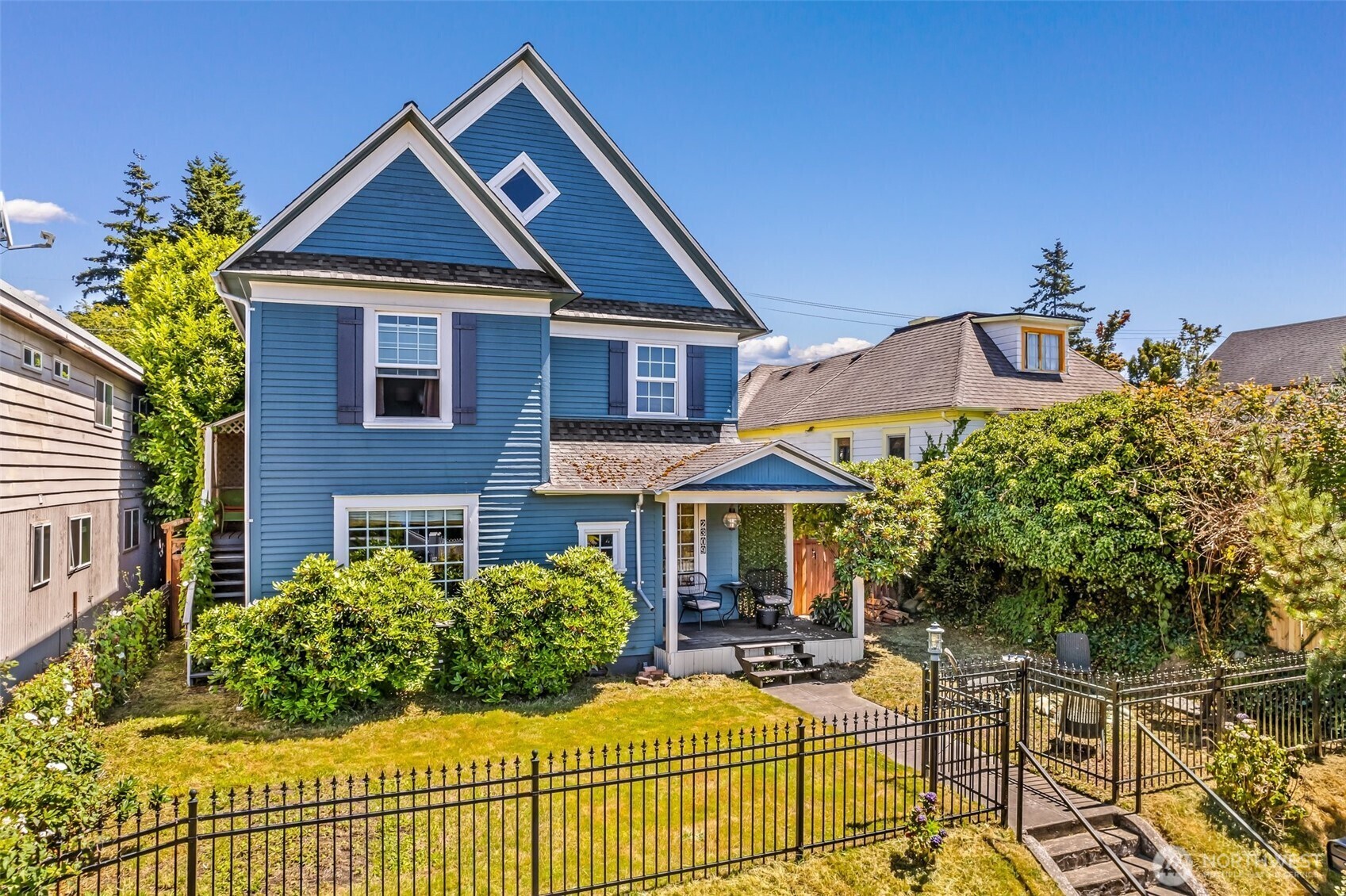 Property Photo:  2309  Rucker Avenue  WA 98201 