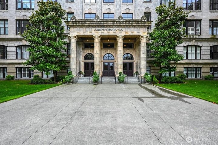 Property Photo:  201  Galer Street 362  WA 98109 
