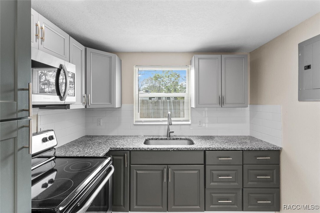 Property Photo: 5117 Mallett Drive FL 34668