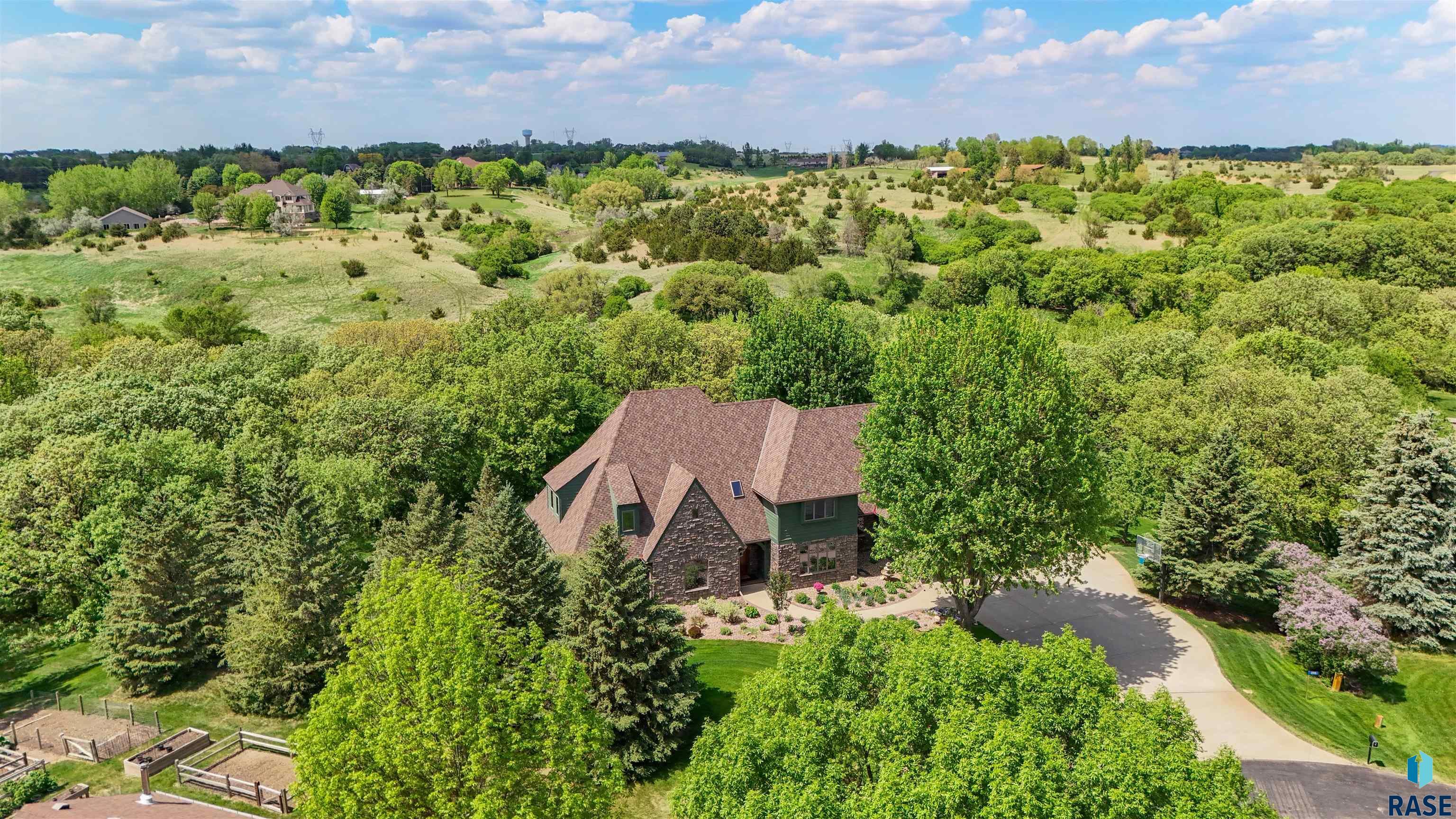 Property Photo: 1705 N Deer Hollow Cir SD 57110