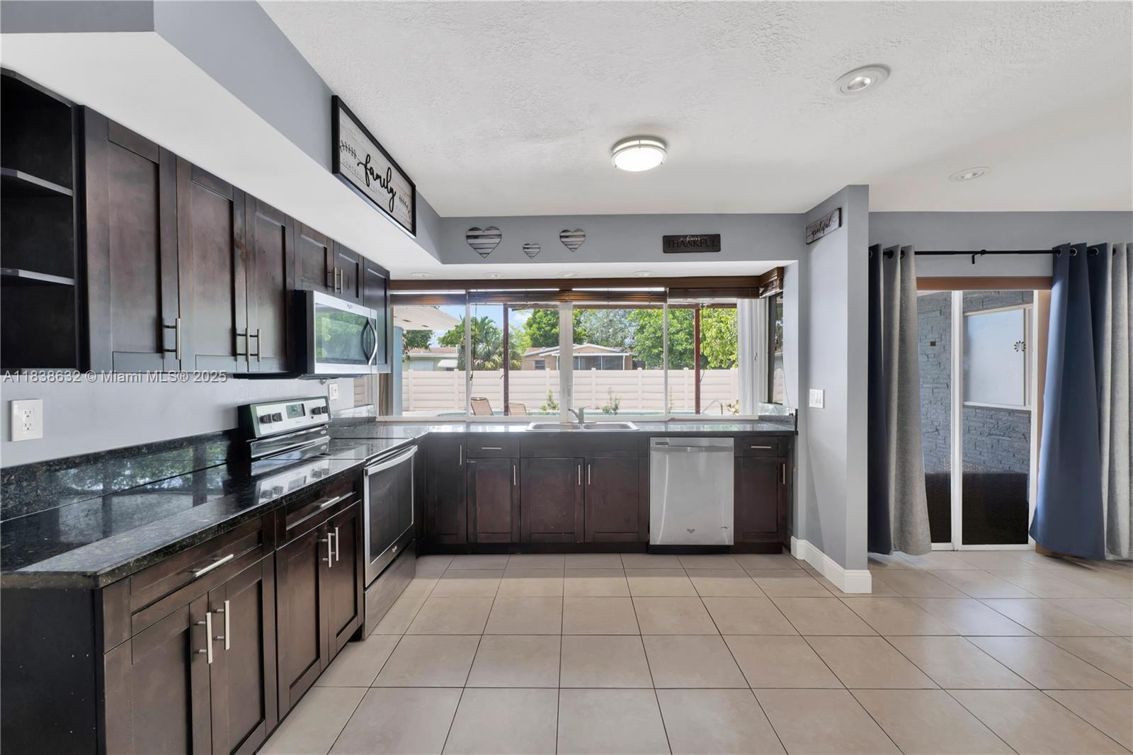 Property Photo: 1730 N 55th Ave FL 33021