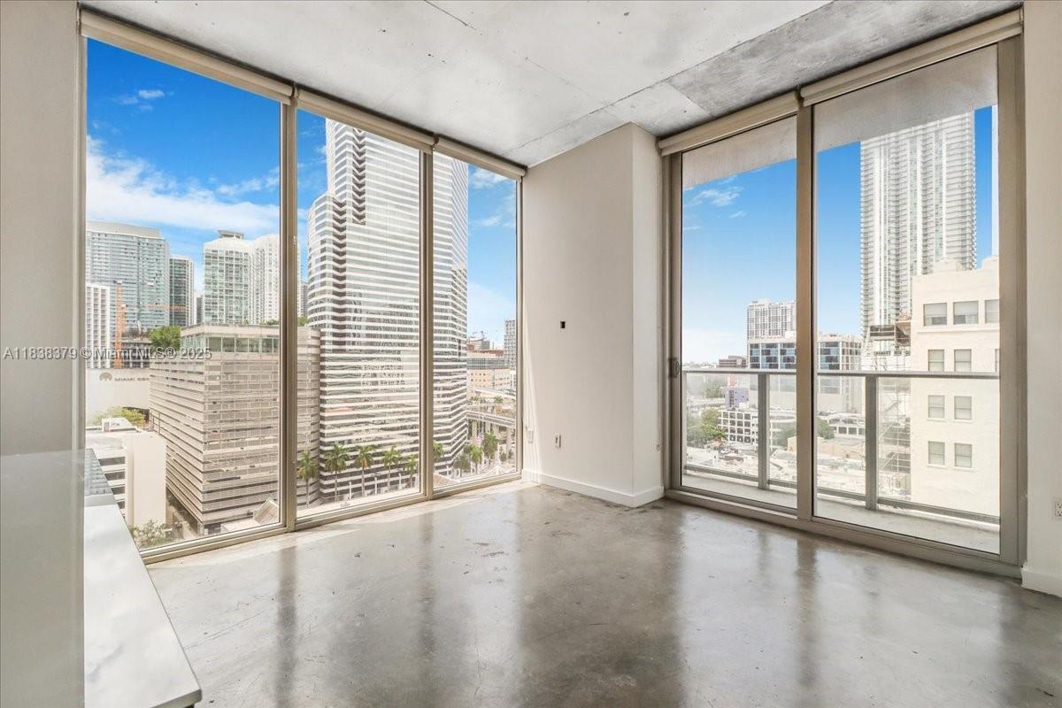 Property Photo: 151 SE 1st St 1011 FL 33131