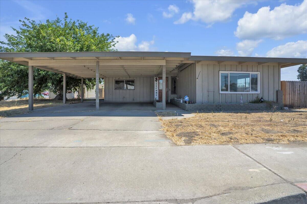 Property Photo:  212 S Lovers Lane  CA 93292 
