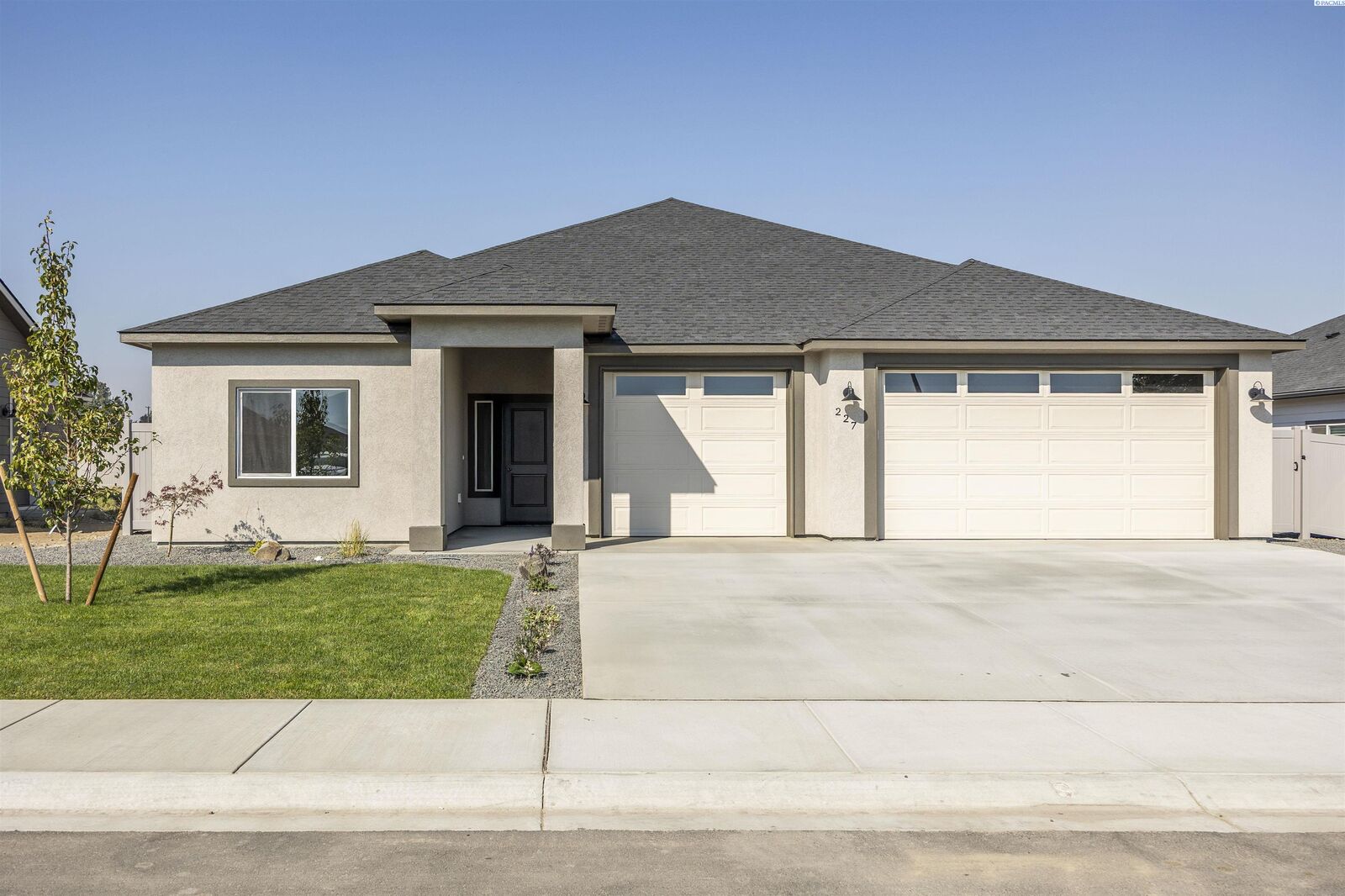 Property Photo:  227 Schrute Rd  WA 99350 