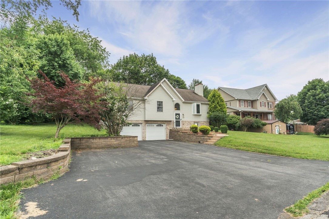 Property Photo: 231 Loretta Dr PA 15146