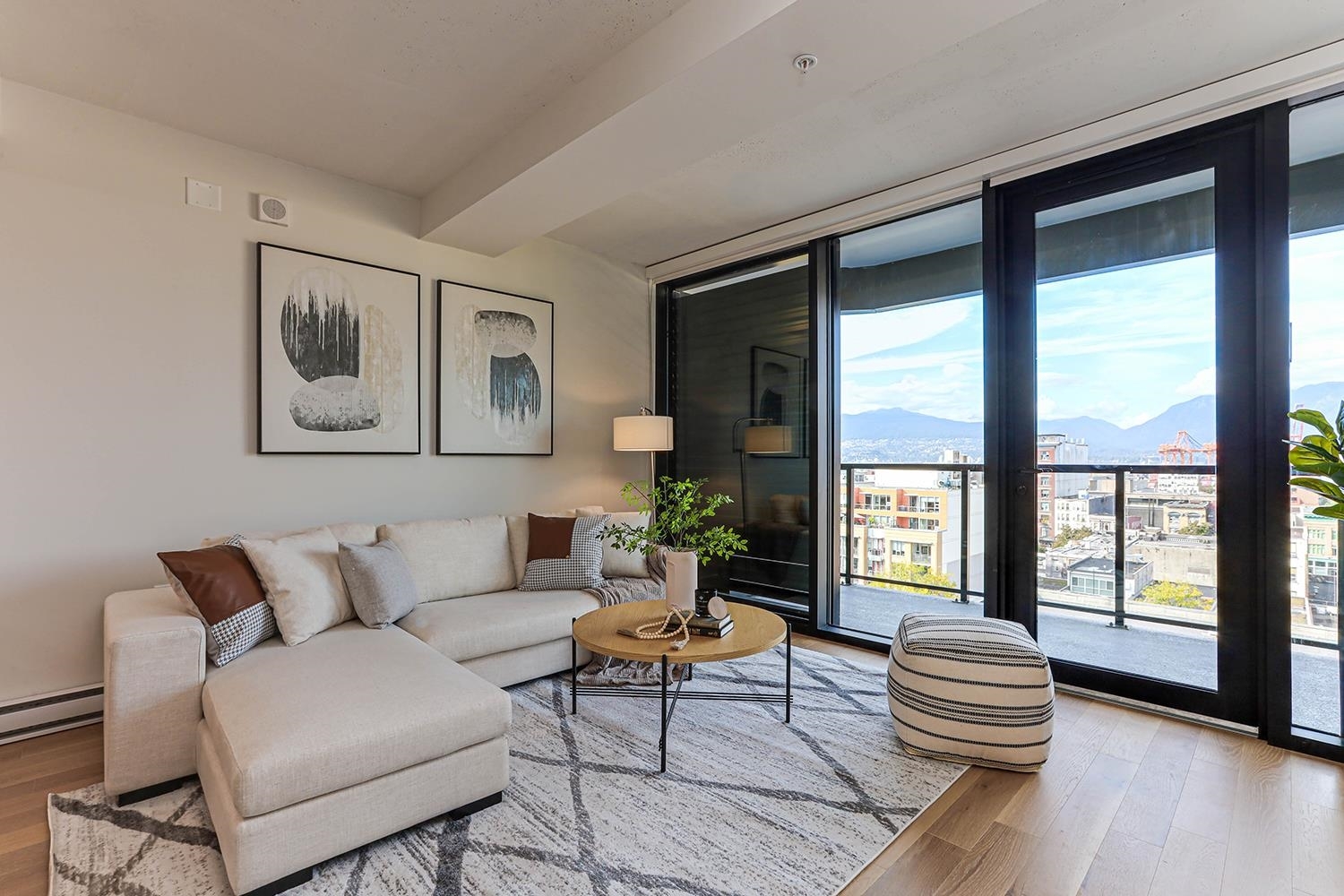 Property Photo: 239 Keefer Street 903 BC V6A 1X6