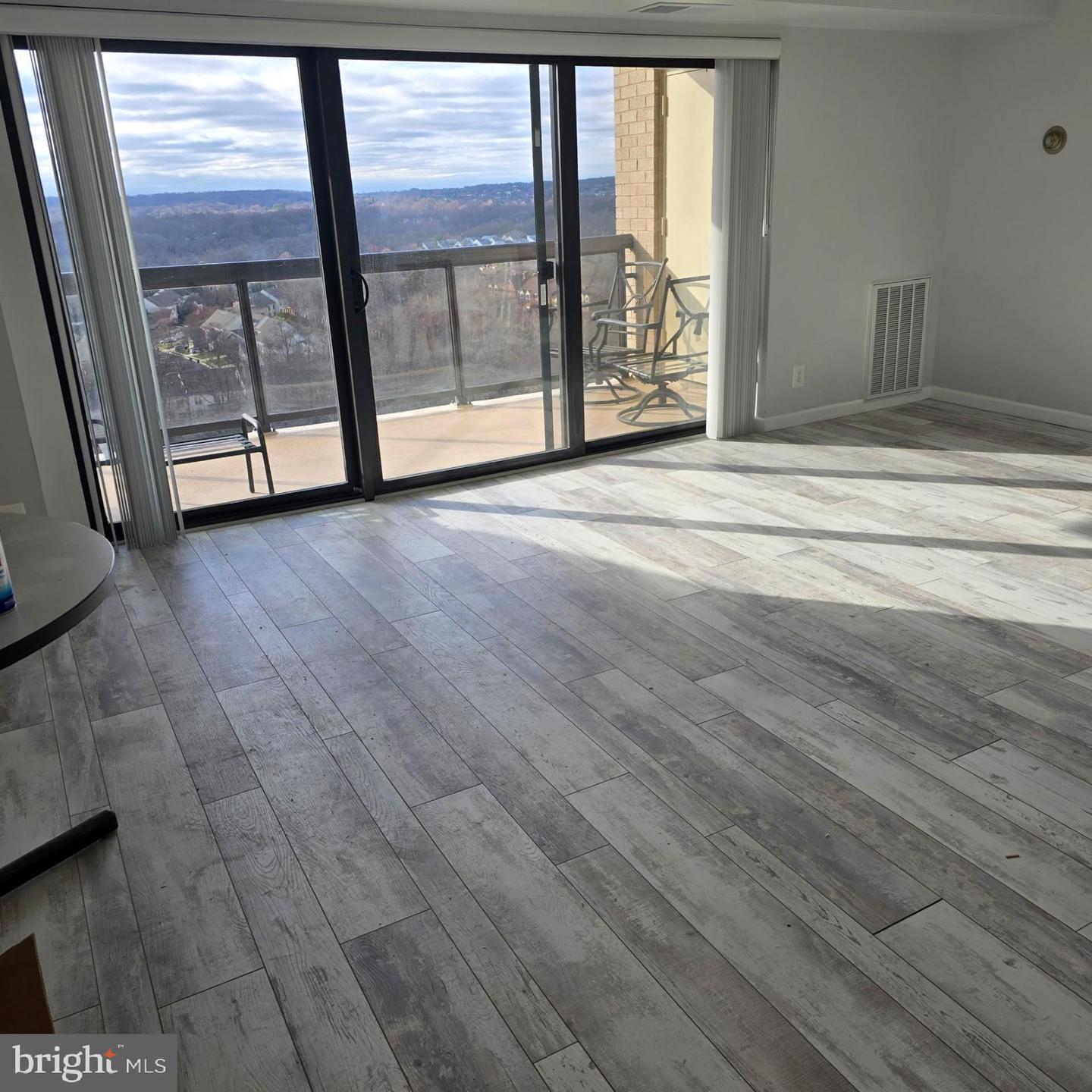 Property Photo:  307 Yoakum Parkway 1816  VA 22304 