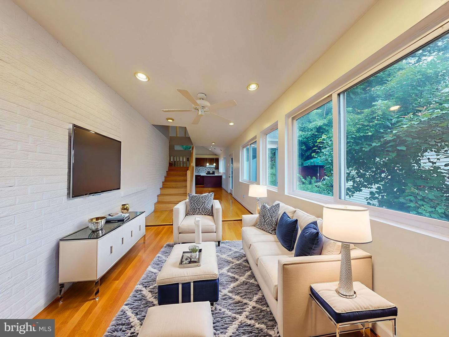 Property Photo: 3137 S Glebe Road 1 VA 22202