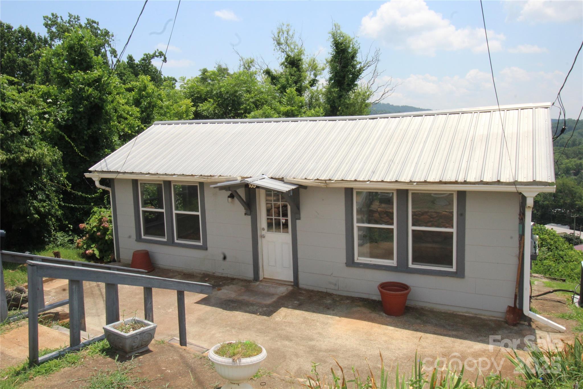 Property Photo: 105 Summit Street NC 28752