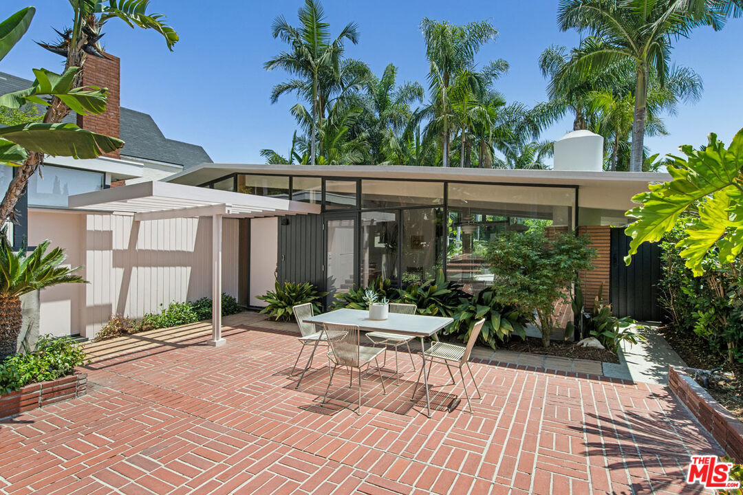 Property Photo: 268 W Kenneth Rd CA 91202