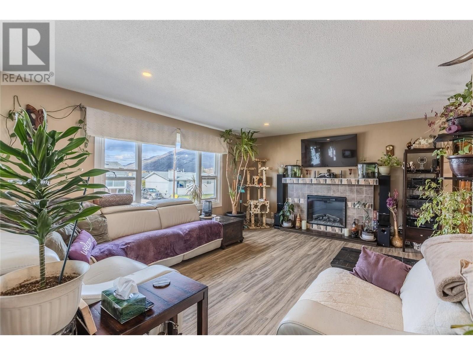 Property Photo: 667 Cumberland Avenue BC V2B 1Z1
