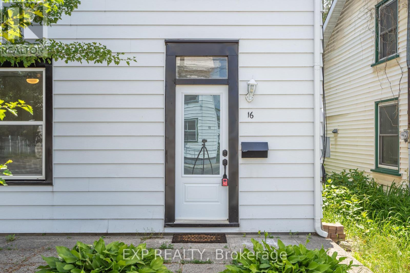 Photo de la propriété: 16 Clothier Street West ON L3Z 3E6