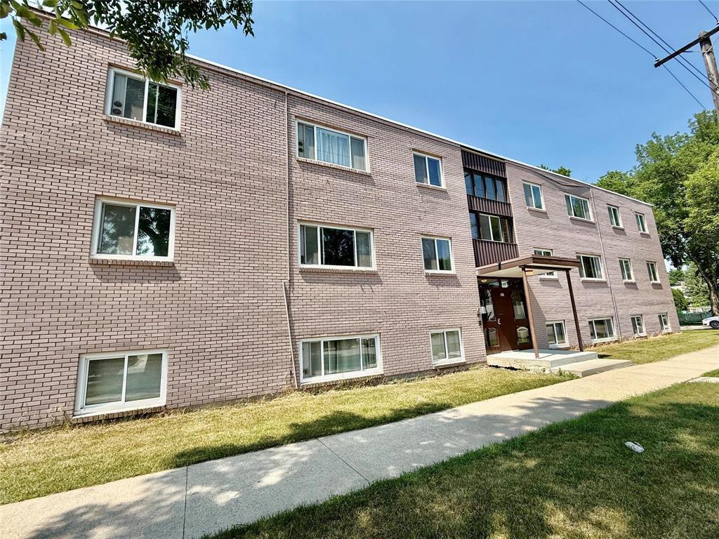 Property Photo: 303 Leola Street MB R2C 1H4