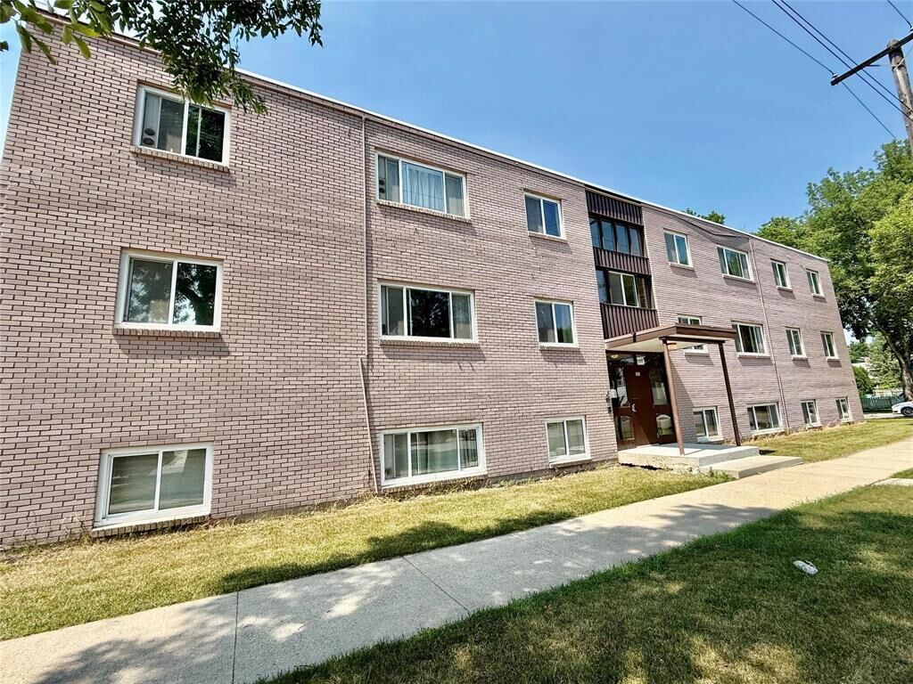 Property Photo:  303 Leola Street  MB R2C 1H4