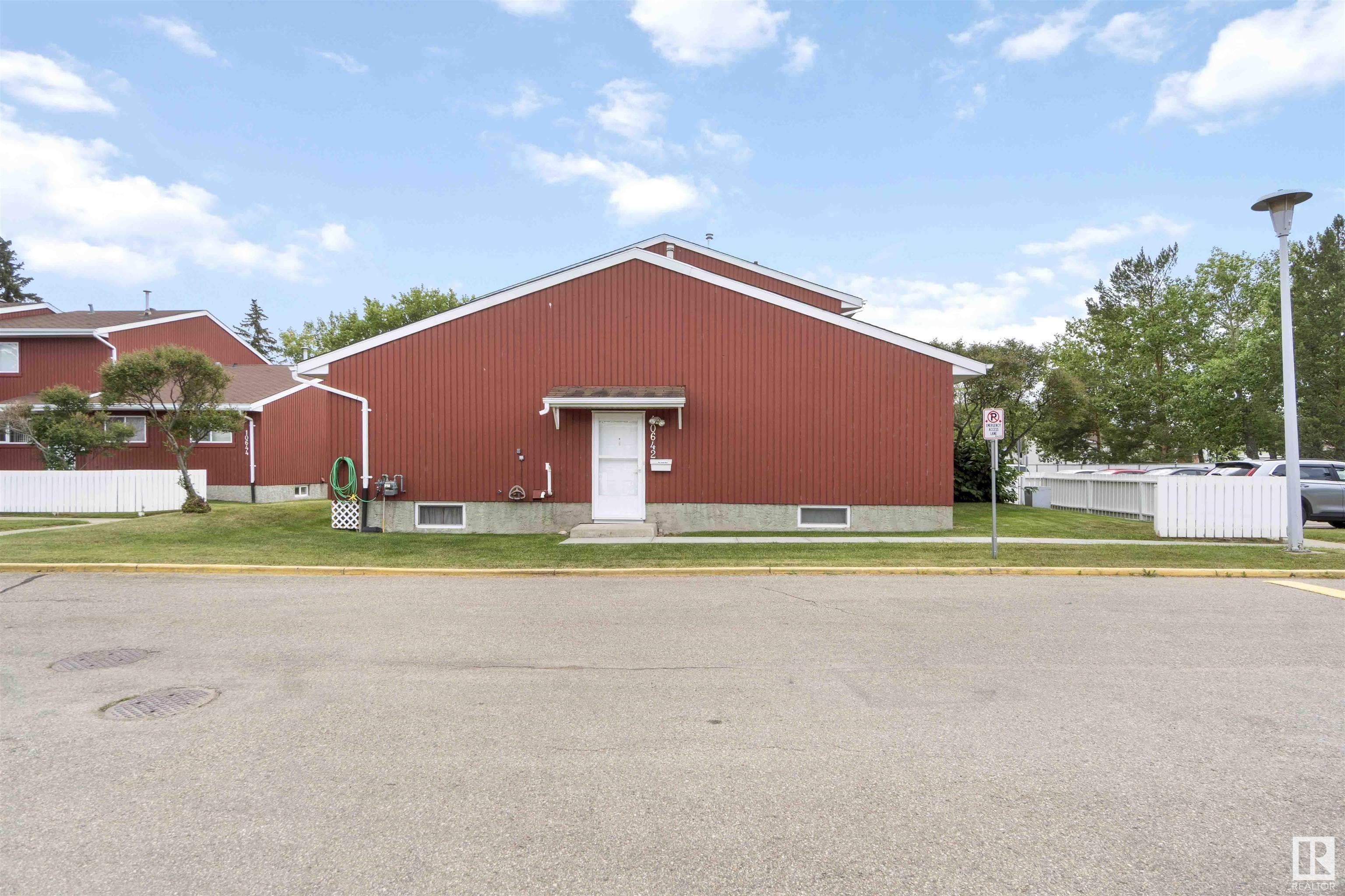 Photo de la propriété:  10642 Beaumaris Road NW  AB T5X 3N4 