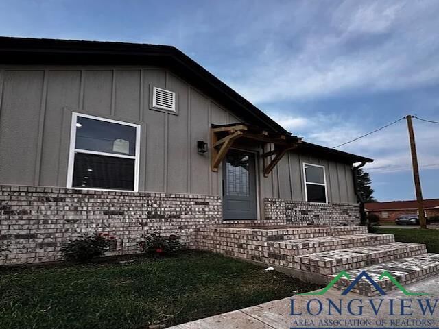 Property Photo: 207 Oaklawn Dr TX 75654