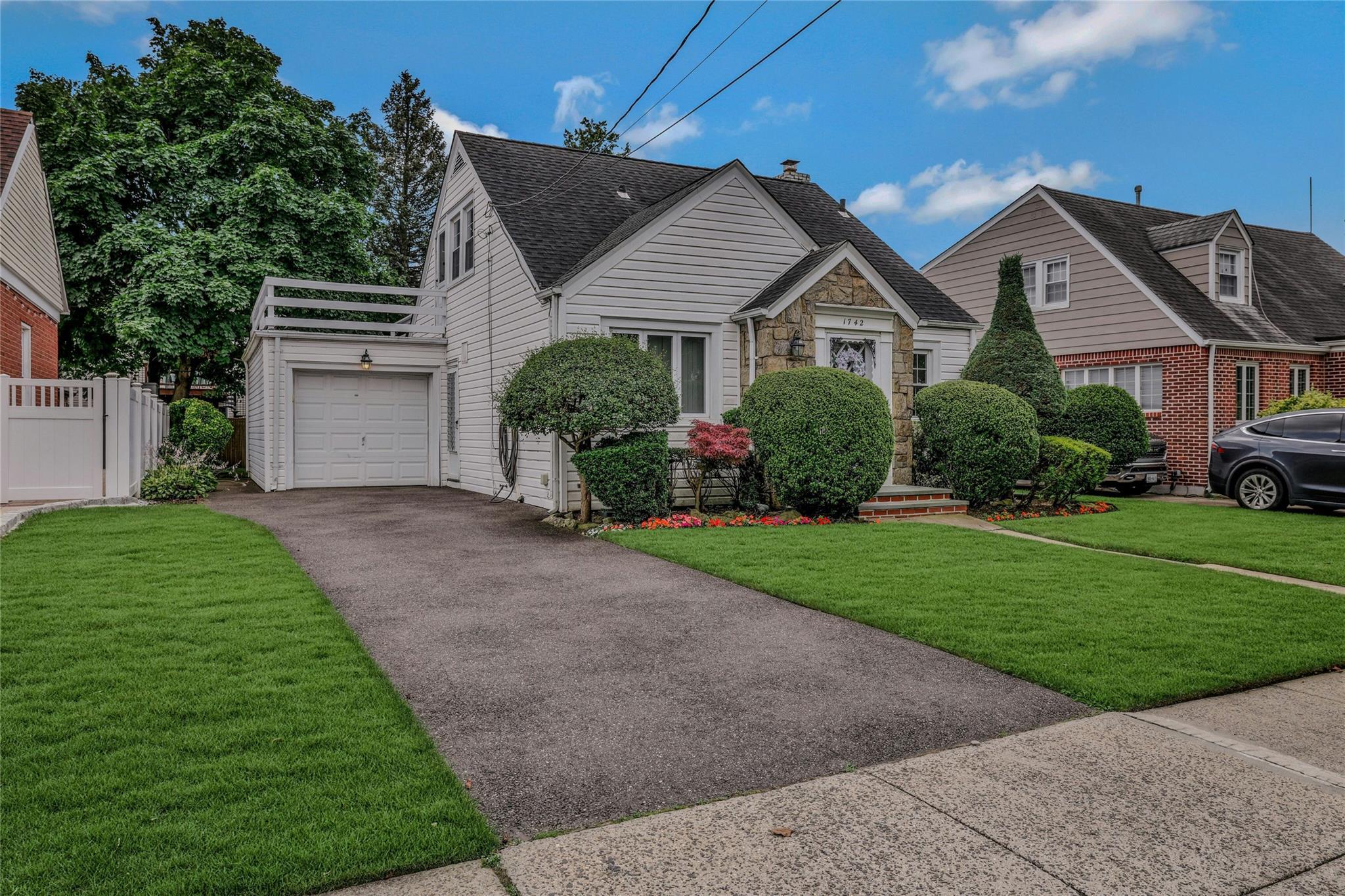 Property Photo: 1742 W End Avenue NY 11040