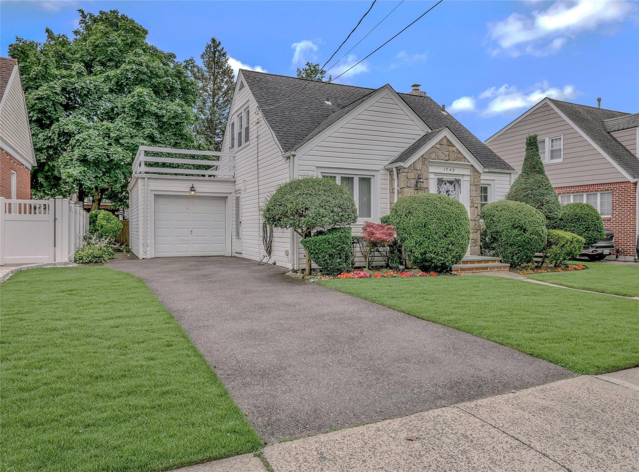 Property Photo: 1742 W End Avenue NY 11040