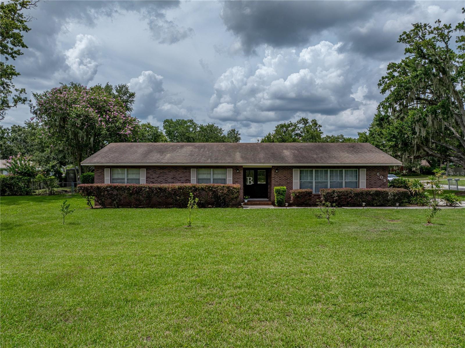 Property Photo: 609 W Pipkin Road FL 33813