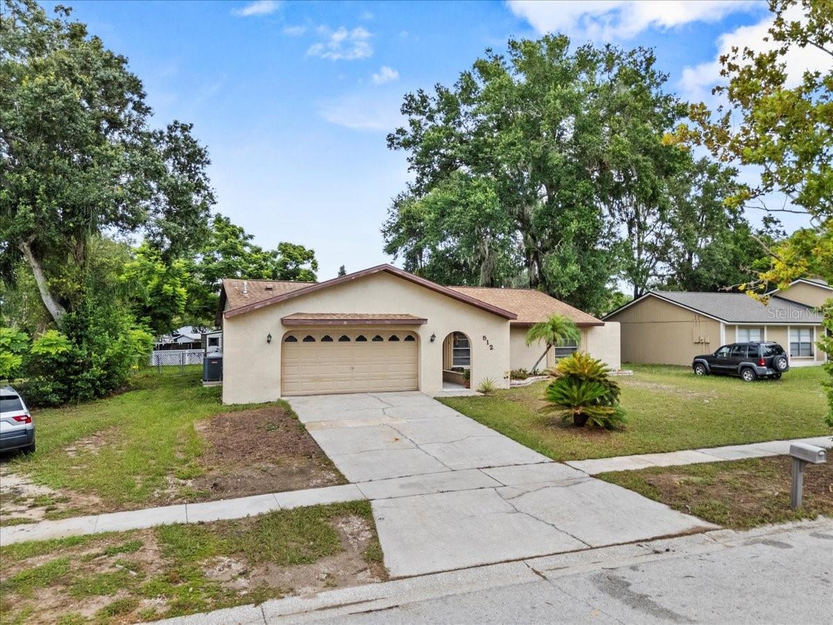Property Photo: 512 Hilldale Road FL 33510