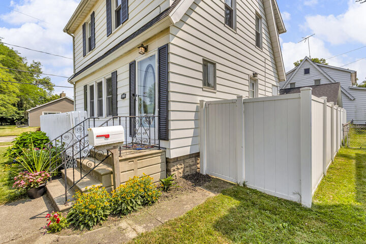 Property Photo: 1101 W Morrel Street MI 49203