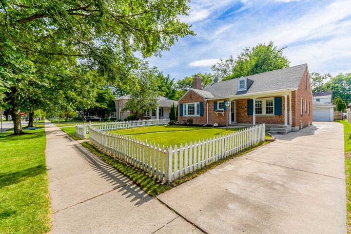 Property Photo:  110 N Edgewood Avenue  IL 60525 