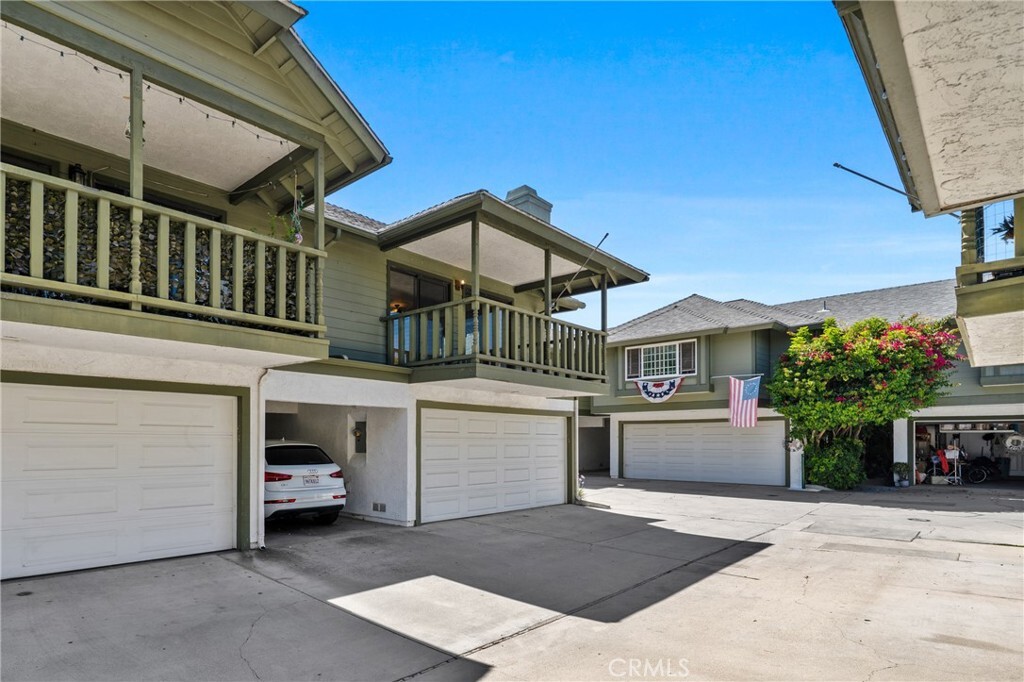 Property Photo:  2231 Pacific Avenue 14  CA 92627 