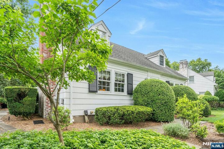 Property Photo:  17 Crescent Place  NJ 07423 