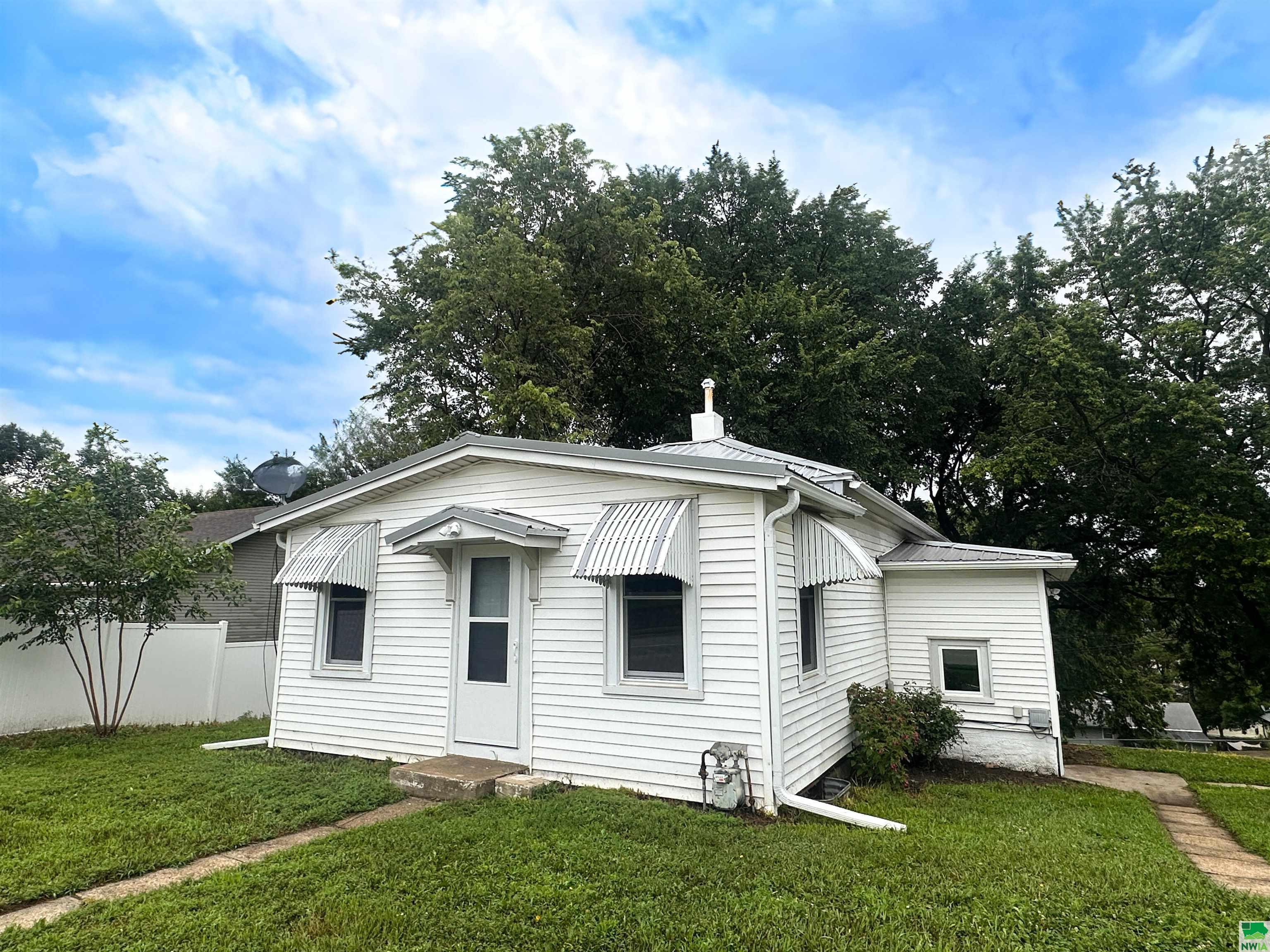 Property Photo: 2848 S Lakeport Street IA 51106