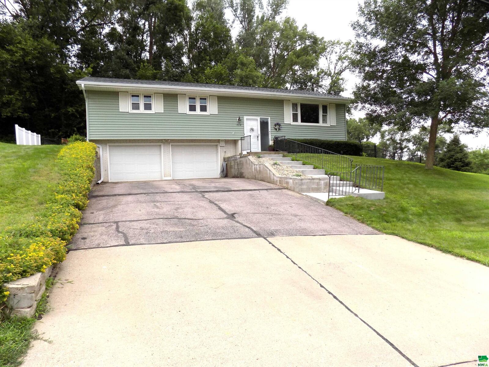Property Photo: 408 39th St IA 51104